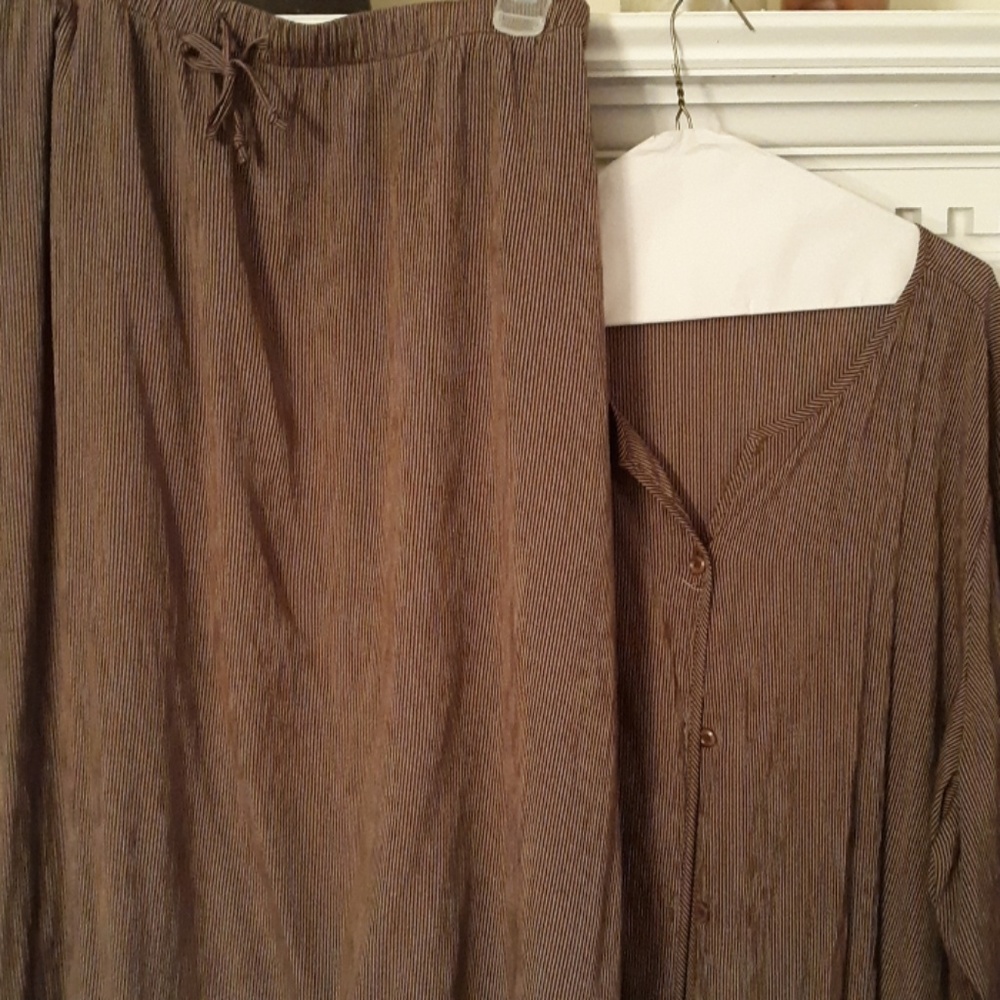 Two piece Jacklyn Smith matching skirt and blouse